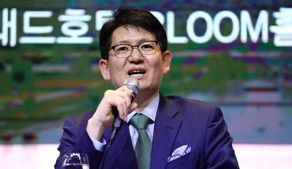 20일 오전 서울 여의도 글래드호텔에서 KCGI 주최로 열린 열린 한진그룹 정상화를 위한 주주연합 기자간담회에서 강성부 KCGI 대표가 취재진의 질문에 답하고 있다. (사진제공=연합)