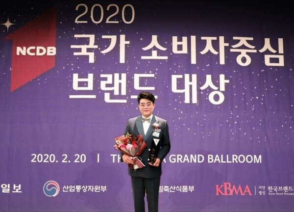 최철홍 보람그룹 회장이 20일 서울시 중구 더 플라자 호텔에서 열린 ‘2020 국가 소비자중심 브랜드 대상’ 시상식에서 상조서비스 부문 대상을 수상하고 있다.[사진제공=보람상조]