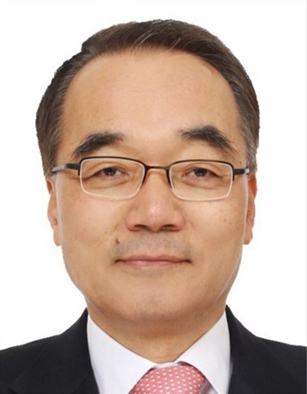 삼성전자는 21일 이사회를 열고 신임 이사회 의장에 사외이사인 박재완 전 기획부 장관을 선임했다고 밝혔다. 사외이사가 삼성전자 이사회 의장에 선임된 것은 이번이 처음이다.