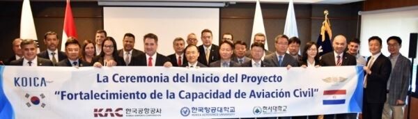 한국공항공사는 파라과이의 수도 아순시온에서 파라과이 민간항공 전문가를 양성하기 위한 ‘파라과이 항공전문인력 역량강화 사업’을 본격 착수했다. 앞줄 왼쪽으로부터 네 번째 에드가 알베르토(Edgar Alberto Melgarejo Ginard) 파라과이 항공청장, 다섯 번째 우인식 주파라과이 한국대사, 여섯 번째 신만식 코이카 사무소장, 일곱 번째 송일빈 한국공항공사 항공기술훈련원장