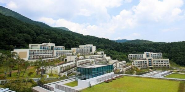삼성은 지난 2일 병상 부족으로 병원이 아닌 자가에 격리되어 있는 코로나19 경증환자들을 위해 삼성인력개발원 영덕연수원을 '생활치료센터'로 제공했다.[사진제공=삼성그룹]