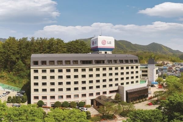 LG그룹은 신종 코로나바이러스 감염증(코로나19) 확산으로 심각해진 대구·경북 지역 병상 부족 사태 해결을 돕기 위해 LG디스플레이 구미기숙사와 울진 LG생활연수원을 경증환자 생활치료센터로 제공한다고 4일 밝혔다. [사진제공=LG그룹]