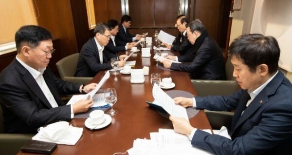 (왼쪽부터 시계방향으로) 나재철 금융투자협회장, 은성수 금융위원장, 신용길 생명보험협회장, 박재식 저축은행중앙회장, 김용덕 손해보험협회장, 김태영 은행연합회장, 김주현 여신금융협회장이 6일 서울 중구 은행연합회 뱅커스클럽에서 코로나19 관련 회의를 하고 있다. [사진제공=금융위원회]