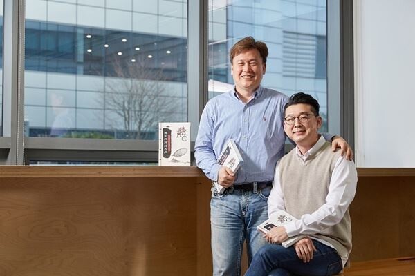 SK하이닉스는 협력사 대상 지식공유 플랫폼인 ’반도체 아카데미’를 운영하며 축적된 반도체 전문지식과경험을 공유하기 위해 '패키지와 테스트' 책을 펴냈다고 10일 밝혔다.
