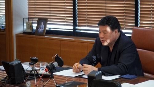 서정진 셀트리온그룹 회장이 12일 오후 인터넷 생방송을 통해 ‘코로나19 확산 방지’ 종합 대응방안을 발표하고 있다. /(사진=셀트리온)