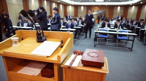 코로나19 확산 우려가 커지면서 기업들 걱정은 이만저만이 아니다.주식회사 체계에서 최고의 의사결정 기구인 만큼 많은 사람들이 대거 몰릴 수 있는 유일한 기회다. 하지만 코로나19 공포증이 주주들 사이에서도 확산되고 있기 때문에 당일 주총장을 찾는 주주들이 줄어들 수 있다는 전망이 나오고 있다. (사진제공=연합뉴스)