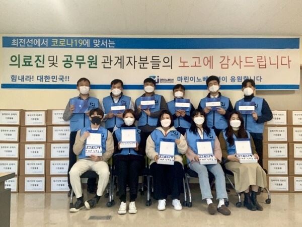 친환경분야 소셜 벤처기업 마린이노베이션 직원들이 3일 코로나19 바이러스로 고군분투하고 있는 대구, 부산, 울산 지역 의료진과 질병관리본부 관계자들에게 양갱 ‘달하루’ 4천200개를 전달했다.