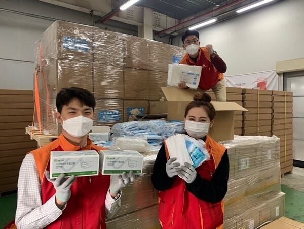 중국 강소성 우시시가 의료용 마스크와 방호복을 지난 17일 SK하이닉스 본사에 기증했다. (사진제공=SK하이닉스)