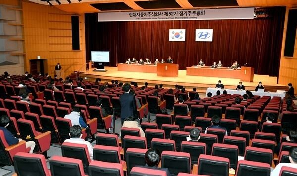 이원희 현대차 대표이사는 19일 주총에서 "올 한해를 '스마트 모빌리티 솔루션 프로바이더'를 향한 2025 전략 실행의 출발점으로 삼고, 미래시장 리더십 확보 및 주주가치 제고를 지속적으로 추진하겠다"며 "이를 위해 성공적 신차 론칭과 과감하고 근본적인 원가구조 혁신을 통해 수익성을 강화하고, 전동화 및 모빌리티서비스 등 미래사업 실행을 본격화할 계획"이라고 밝혔다. (사진제공=현대자동차)