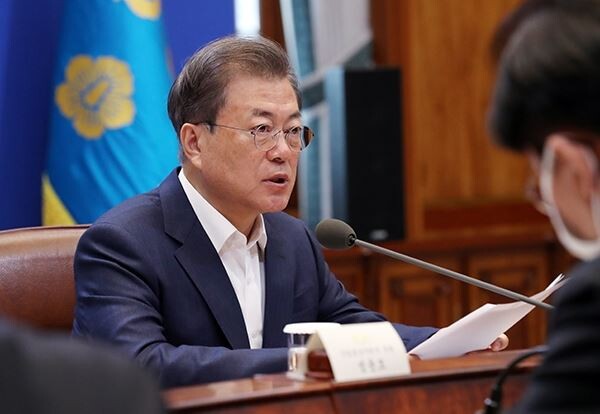 문재인 대통령이 19일 청와대에서 열린 코로나19 대응 논의를 위한 1차 비상경제회의에서 발언하고 있다. [사진=연합뉴스]