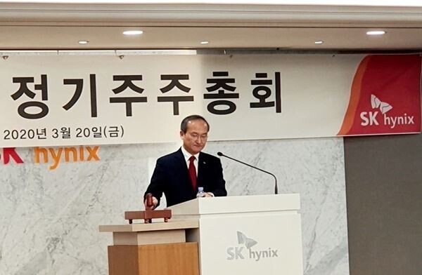 SK하이닉스 최고경영자(CEO)인 이석희 사장은 20일 "어려운 경영환경 속에서 SK하이닉스는 구성원들의 안전을 최우선으로 추구함과 동시에 끊임없이 원가경쟁력을 강화하고, 자산효율화를 극대화해 불확실성에 대비할 수 있는 체력을 강화시켜 나가겠다"고 밝혔다. (사진제공=SK하이닉스)