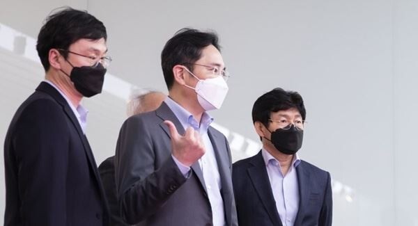 정부가 마스크 수급 안정을 위해 마스크 필터용 부직포(이하 멜트블로운)를 수입하기로 했다. 이 과정에서 삼성전자, 삼성물산의 글로벌 네트워크가 적극 활용된 것으로 알려졌다. (사진제공=삼성전자)
