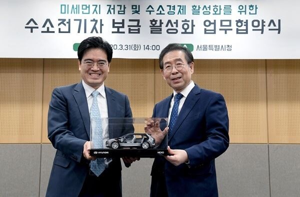 현대차는 지난달 31일 서울시 신청사에서 현대차 공영운 사장과 서울시 박원순 시장 등 주요 관계자들이 참석한 가운데 수소전기차 보급 활성화를 위한 상호협력 강화를 주요내용으로 하는 양해각서(MOU)를 체결했다고 1일 밝혔다. 현대차 공영운 사장(왼쪽)과 서울시 박원순 시장(오른쪽)이 수소전기차 넥쏘 절개차 모형을 들고 기념촬영을 하고 있는 모습. (사진제공=현대자동차)