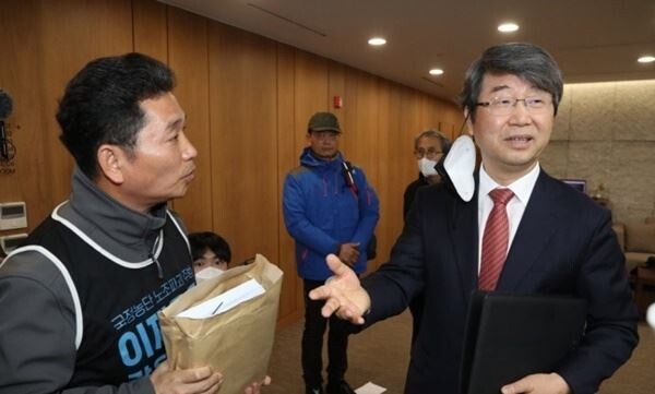 삼성 준법감시위원회는 지난 2일 서울 서초동 삼성생명 서초타워에서 4차 정기 회의를 열고 시민단체 '삼성피해자 공동투쟁'의 요구 사항에 대해 심도 있게 논의를 했다고 밝혔다. (사진제공=연합뉴스)