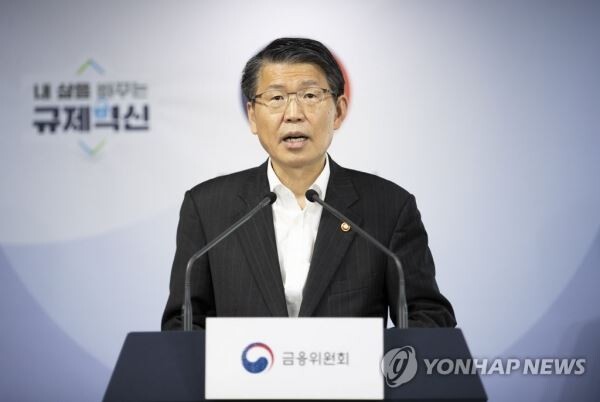 은성수 금융위원장은 6일 "'O월 위기설', '발등의 불', 'OO기업 자금난' 같은 표현은 정부를 더 정신 차리게 하지만, 시장 불안을 키우고 해당 기업을 더 곤란하게 할 우려도 있다"며 "기업자금 위기설은 근거가 없다"고 일축했다. (사진제공=연합뉴스)