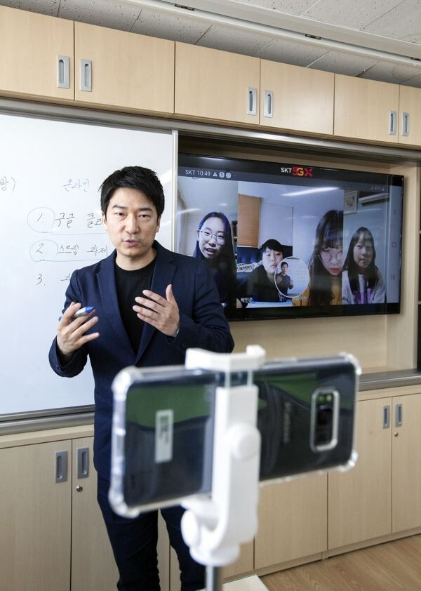 SKT가 온라인 개학 맞아 가상교실 ‘서로’를 선보인다. (사진제공=SKT)