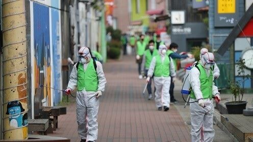 신종코로나 바이러스 감염증 확산에 따른 정부의 긴급재난지원금 논의와 관련, 복지급여에 대한 보편과세 세제가 도입되어야 하다는 주장이다. 사진은 코로나 방역[ 장면사진=연합뉴스]