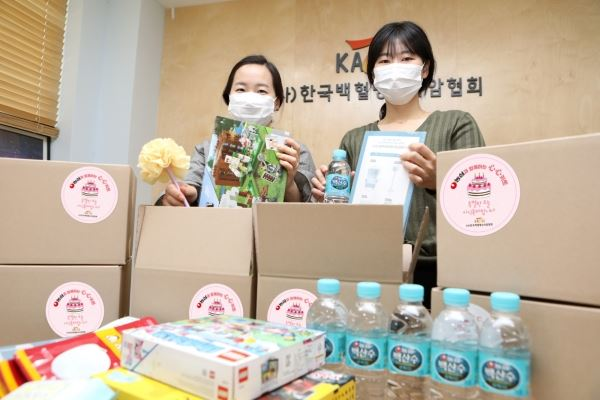 농심이 오는 5월부터 한국백혈병소아암협회와 함께 환아 가정에 축하 선물세트를 보내는 ‘심심(心心)키트’ 프로그램을 진행한다. [사진제공=농심]
