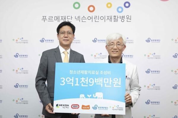 왼쪽부터 김정욱 넥슨재단 이사장, 김윤태 푸르메재단 넥슨어린이재활병원 원장 (사진=넥슨)