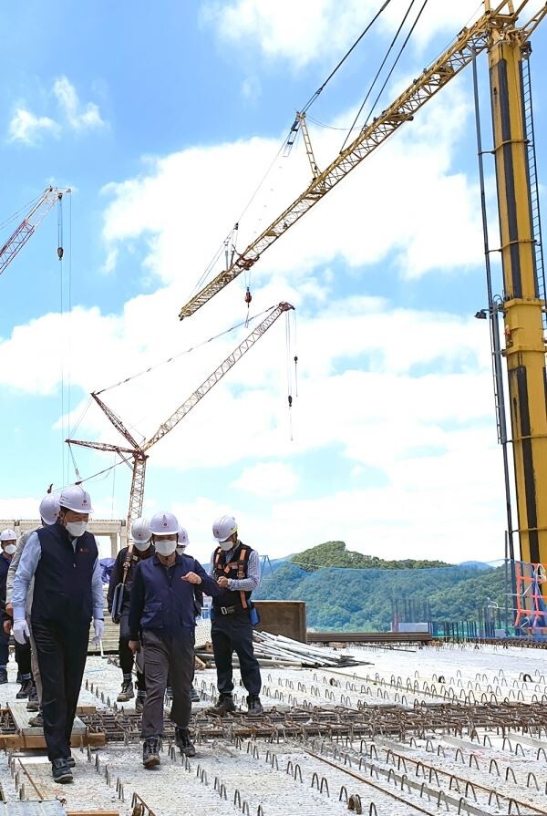 황각규 롯데 부회장이(왼쪽) 지난 20일 충북 진천 은암산단에 건설 중인 물류센터 '메가 허브 터미널'에서 롯데글로벌로지스, 롯데건설 관계자들과 함께 공사현장을 둘러보고 있다. (사진=롯데지주)