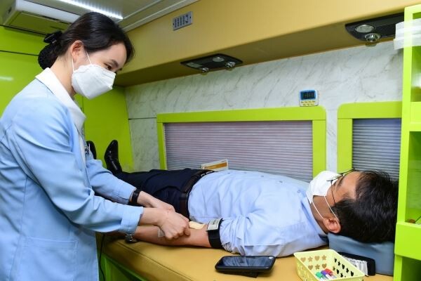 한국전력 임직원이 헌혈 중이다. (사진=한국전력)
