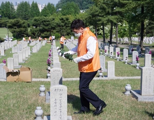 김연철 한화시스템 대표가 참배 후 묘역 정화 활동에 참여하고 있다. (사진=한화그룹)
