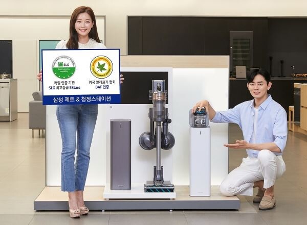 삼성전자 모델이 ‘삼성 제트’와 ‘청정스테이션’ 을 소개하고 있다. (사진=삼성전자)