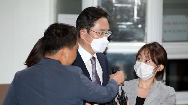 이재용 삼성전자 부회장이 9일 오전 경기도 의왕 서울구치소를 나서고 있다. (사진=연합뉴스)