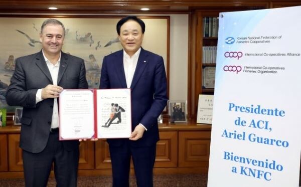 지난해 7월 30일 아리엘 과르코 국제협동조합연맹회장이 임준택 ICA 수산위원회 의장과 만나 각국 협동조합 및 수산분야 협동조합 발전 방안을 논의했다. 아리엘 과르코 ICA회장은 한국 수협의 지식공유프로그램, 세계 수협의 날 제정 등 한국 수협이 주도하는 수산위원회 활동을 높이 평가하며 임준택 의장에게 감사의 뜻을 전했다.[사진제공=수협중앙회]