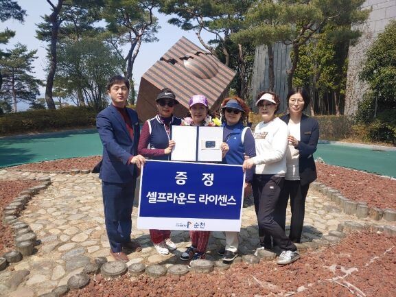 골프존카운티 순천이 고객이 원하는 티타임 언제든 캐디 없이 라운드를 즐길 수 있는 ‘셀프 라이선스’ 발급 서비스를 도입했다. 골프존카운티 순천에서 셀프 라이선스 1호 고객이 기념사진을 촬영하고 있다.[사진제공=골프존]