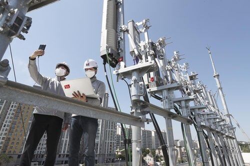 KT 직원들이 경기 파주산업단지의 상용망에 구축된 5G 단독모드(SA) 네트워크를 시험하고 있다./ (사진=KT)