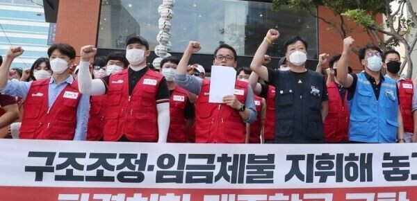 이스타항공 조종사 노동조합 조합원들이 3일 오전 서울 마포구 애경그룹 본사 앞에서 제주항공이 구조조정과 임금체불을 지휘해 놓고 인수합병(M&A)을 거부하고 있다는 내용의 구호를 외치고 있다. (사진=연합뉴스)