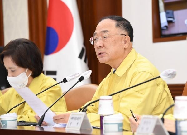 홍남기 경제부총리 겸 기획재정부 장관이 10일 서울 광화문 정부서울청사에서 열린 '제10차 비상경제 중앙대책본부 회의'를 주재, 모두발언을 하고 있다. [사진=기획재정부]
