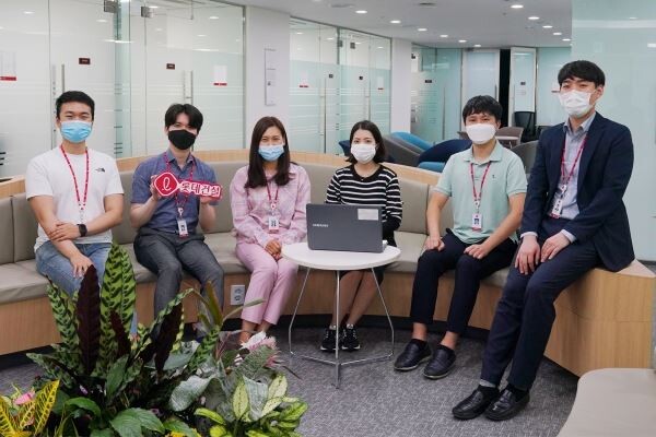△ 롯데건설이 자유롭고 편안한 근무 조성을 위해 연중 상시 복장 자율화를 시행키로 했다. 사진은 자유로운 근무 복장을 착용한 롯데건설 임직원들.