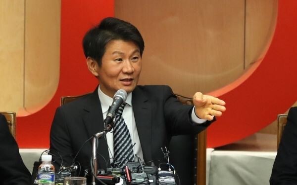 정몽규 HDC현대산업개발 회장이 지난 12일 오후 서울 용산구에 위치한 본사 대회의실에서 아시아나항공 인수 우선협상대상자 선정 관련 기자회견을 하고 있다. (사진=연합뉴스)