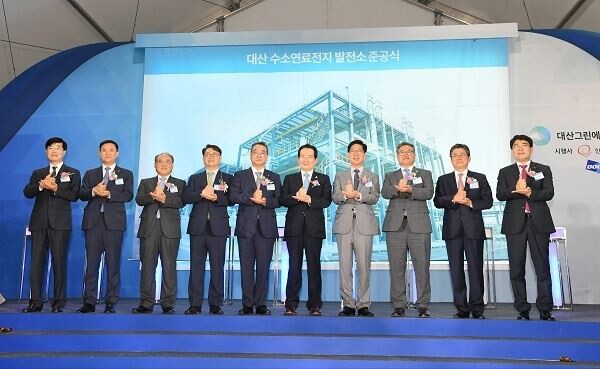 정세균 국무총리가 28일 오후 충남 서산 대산읍 대산그린에너지에서 열린 대산 수소연료전지 발전소 준공식에서 양승조 충남도지사, 정인섭 한화에너지 대표이사 등 참석자들과 ‘덕분에 챌린지’ 포즈를 하며 기념촬영을 하고 있다.[사진제공=한화에너지]