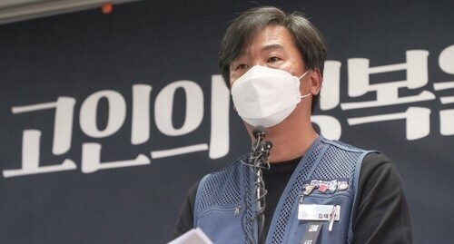 김태완 민주노총 서비스연맹 전국택배노동조합 수석부위원장이 지난 2일 오후 서울 서대문구 서비스연맹에서 택배대리점 소장 사망에 대한 택배노조의 자체 조사 결과를 발표하고 있다. (사진=연합뉴스)