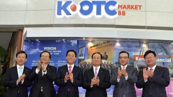 금융투자협회가 2014년 문을 연 K-OTC, 한국장외주식시장이 올해 빠른 거래규모 성장을 보이고 있다. 다만 아직까지 규제가 미흡하다는 점에서는 불완전거래에 노출된 상태다. 2014년 K-OTC 첫 개장 당시 모습./사진=연합뉴스