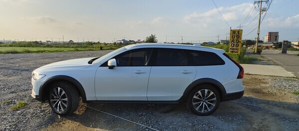 세단과 SUV를 넘나드는 ‘볼보 V90 B5’. 사진=이범석 기자