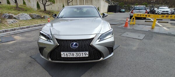 7세대 ‘NEW ES300h F SPORT’. 사진=이범석 기자