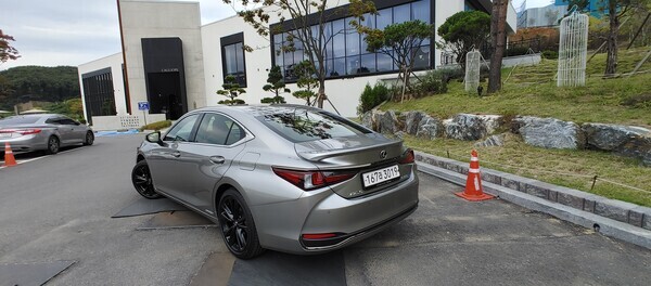 프리미엄 감성에 안전까지 강화된 ‘NEW ES300h F SPORT’. 사진=이범석 기자