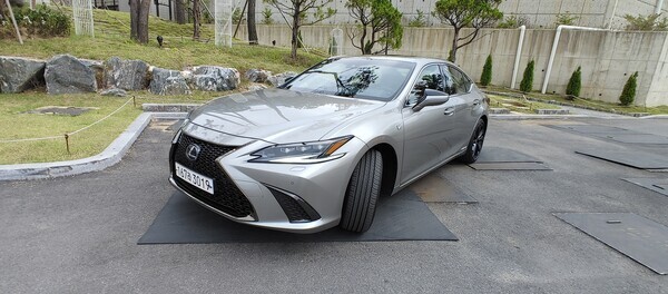 최상의 연비를 자랑하는 ‘NEW ES300h F SPORT’. 사진=이범석 기자
