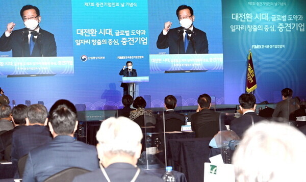 김부겸 국무총리가 지난 11월 17일 중구 롯데호텔에서 열린 제7회 중견기업인의 날 기념식에 참석, 축사를 하고 있다. 사진=국무조정실
