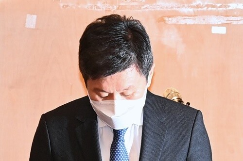 광주 건설 현장에서 잇따라 대형 사고를 일으킨 HDC현대산업개발의 정몽규 회장이 17일 오전 서울 용산구 현대산업개발 본사에서 열린 대국민 사과 기자회견에서 고개 숙여 인사하고 있다. (