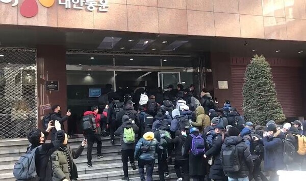 CJ대한통운 본사 진입하는 택배노조원들. 사진=택배노조
