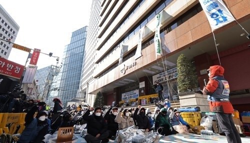 CJ대한통운 본사 앞에서 전국 택배노동조합&nbsp;CJ대한통운 본부의 점거 농성 시위가 진행되는 모습. /사진=연합뉴스