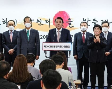 윤석열 당선인이 10일 추경호 경제부총리를 비롯해 1기내각 8명의 지명자를 소개하고있다.