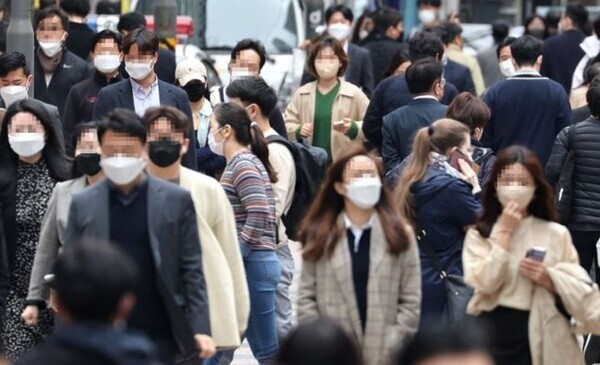 정부가 18일부로 '거리두기'를 전면해제키로 하면서 거리가 서서히 활기를 되찾고 있다.&nbsp;&nbsp;