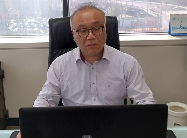  지난 14일 인터뷰에 응한 신영대 대표는 18년간 운영해온 회사의 폐업을 진진하게 고민하고 있었다. [사진 김병윤 기자]