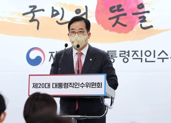 대통령직인수위원회 과학기술교육분과 박성중 간사가 20일 서울 종로구 통의동 인수위 기자회견장에서 '원전 계속운전 제도 개선' 관련 브리핑을 하고 있다.